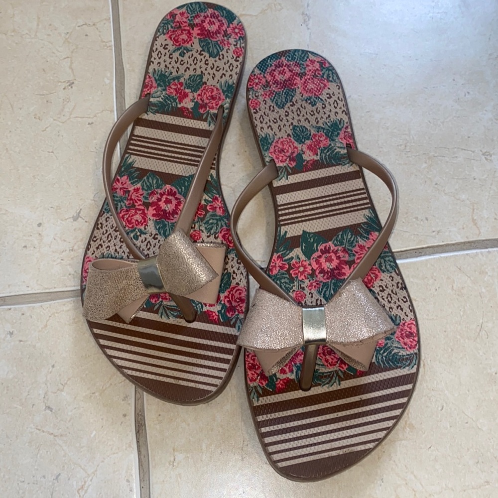 Light brown sandals with golden bows with pink flower 🌷 designs